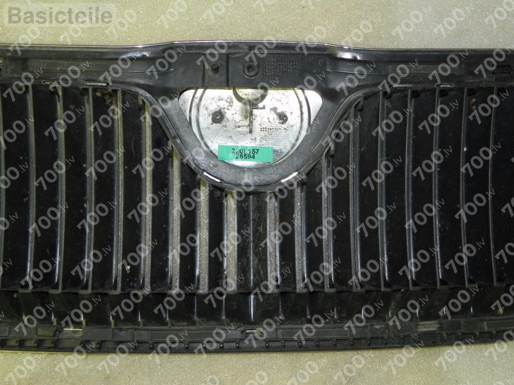 Skoda Octavia II 1Z Radiatora preikšējā Dekoratīvā reste ar defektu1Z0853668 1Z0853668 1Z0 853 668 8102666 8 102 666 1Z0 853 661 1Z0853661