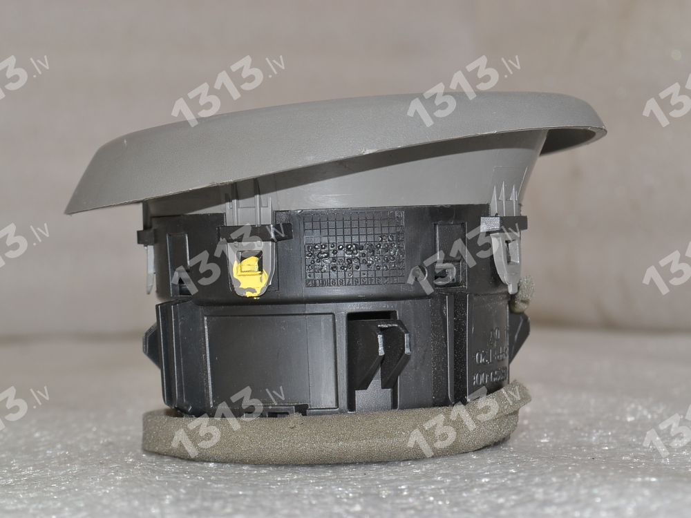 Renault Trafic III Gaisa ventilācijas reste labajā pusē 687601310R 687600464R 687601310R 687605663R 687603632R 687600464R