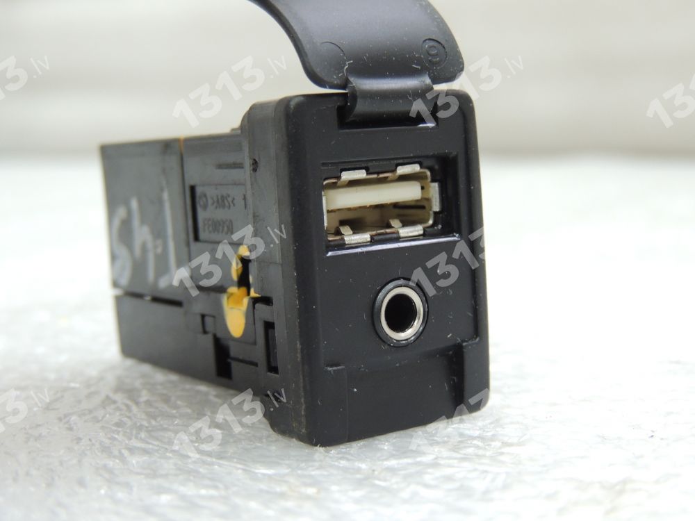 Toyota Corolla E18 AUX USB ports savienojuma kontaktligzda 86190-0D030 86190-0D030 861900D030