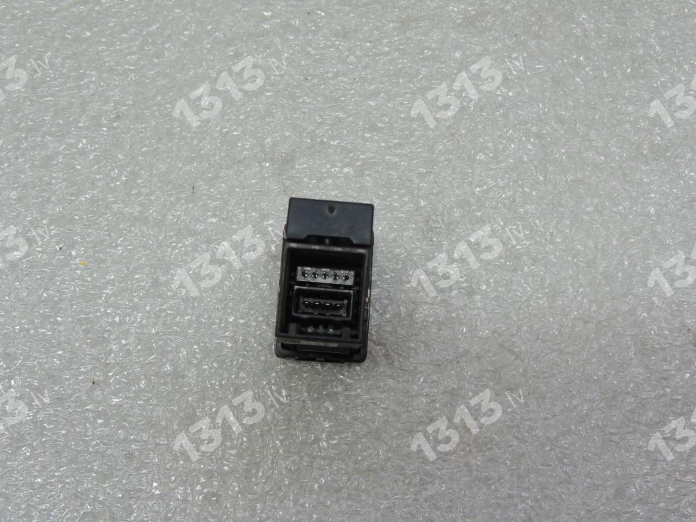 Toyota Corolla E18 гнездо подключение aux usb 86190-0D030 86190-0D030 861900D030